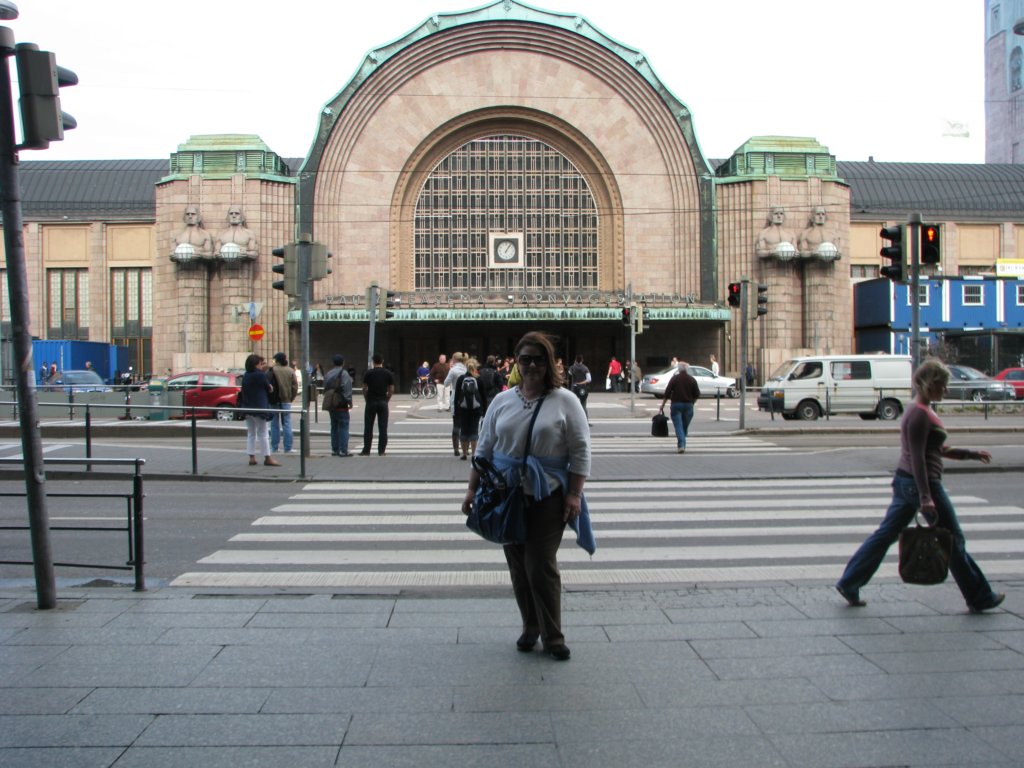 kiminfrontofhelsinkirailwaystation2.jpg