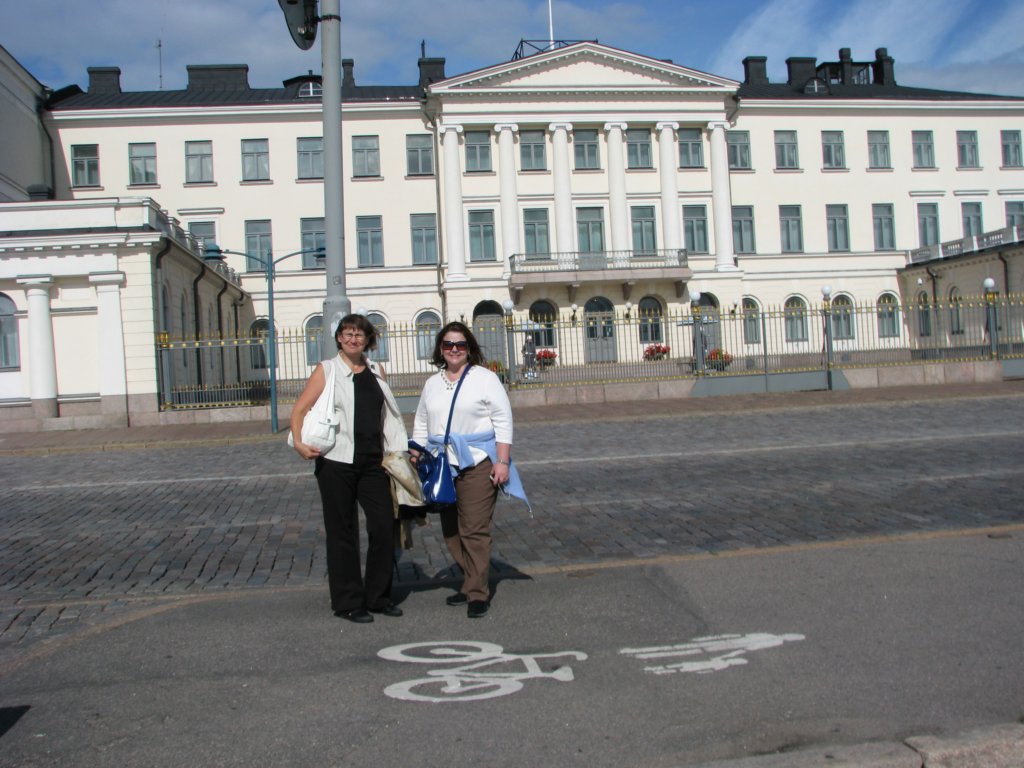 merjaandkiminfrontofthepresidentcastle2.jpg