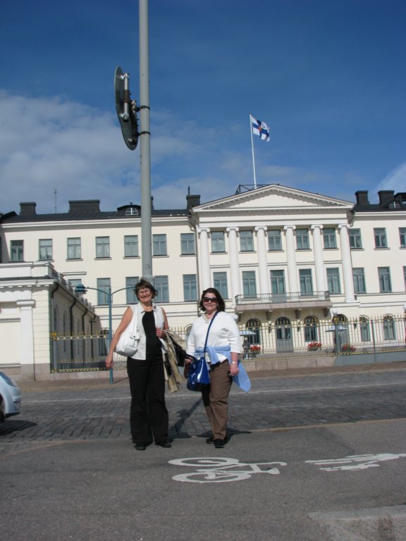 merjaandkiminfrontofthepresidentcastle4.jpg
