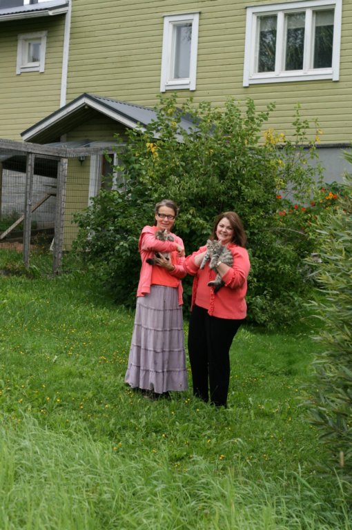 tessawithjuudaandkimwithjaakobinhollolafinlandbycatteryamurin8.jpg